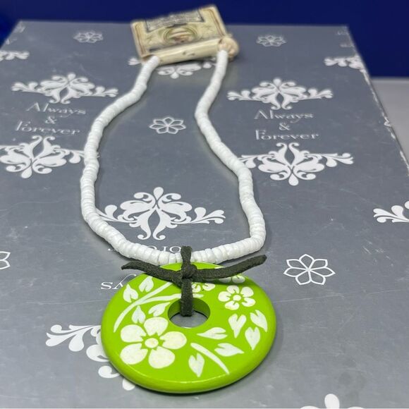 Panama Jack Puka Shell Wooden Painted Floral Pendant Necklace NWT - Picture 8 of 10